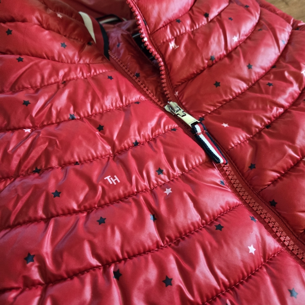 Tommy Hilfiger Small Red Puffer Vest with Star Pattern - Picture 3 of 8